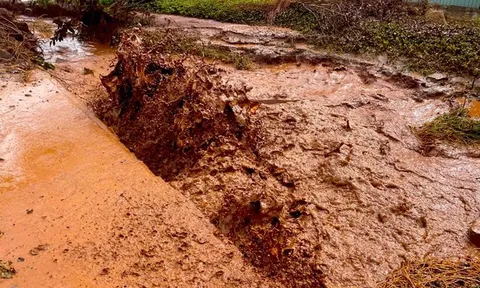 Đang khoan giếng, bất ngờ nghe tiếng nổ dưới lòng đất, nước và khí phun trào dữ dội