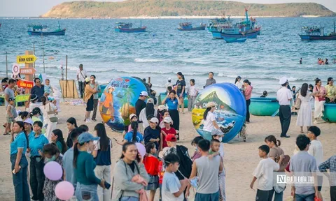 Con đường thúng chai rực rỡ sắc màu hút khách ở biển Long Thủy