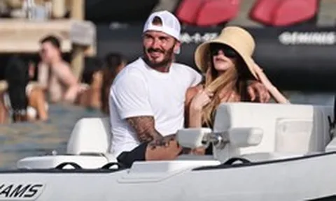 Beckham tình tứ ôm Victoria trên du thuyền, nàng WAG khoe vóc dáng nuột nà ở tuổi 52