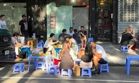 Bàn ghế nhựa Việt Nam phủ sóng nước Mỹ: Có quán khách xếp hàng dài chỉ để ngồi ghế thấp ăn bún đậu, uống cà phê