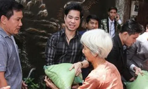 "Ông hoàng nhạc sến" yêu Việt Nam da diết: Ở nhà nghìn tỷ, bị cắt điện vì hết tiền