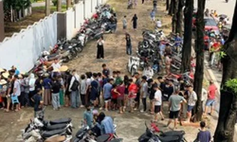 CĐV xếp hàng mua vé xem tuyển Việt Nam đấu Singapore tại ASEAN Cup