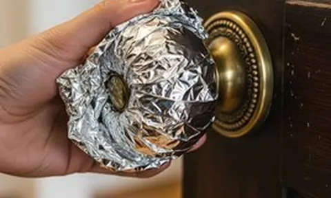 Vì sao nhiều gia đình bọc giấy bạc quanh tay nắm cửa? Sự thật phía sau mẹo đang lan truyền