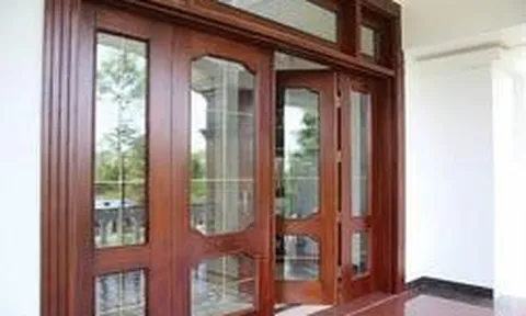Vì sao ngày càng nhiều gia đình không còn dùng cửa gỗ tự nhiên? 2 vật liệu đang dần trở thành xu hướng mới