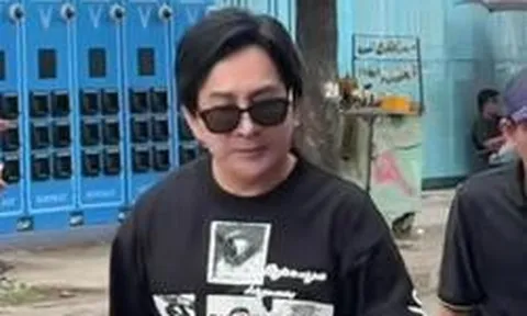 Một nhóm khách khiến NSƯT Kim Tử Long phải chạy vội về quán