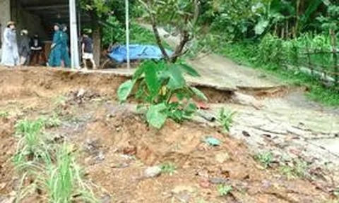 Núi nứt toác sau mưa lớn, nhiều hộ dân ở Thanh Hóa phải sơ tán khẩn cấp