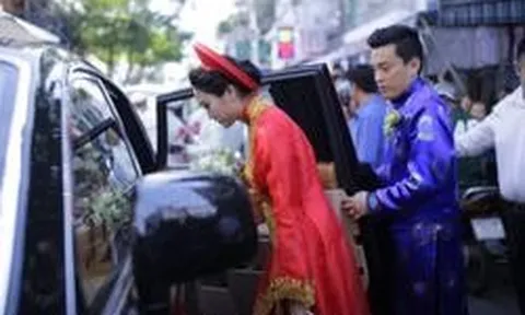 Hồi bé được thần tượng bế trên tay, lớn lên cô gái được chính idol mang Rolls-Royce 35 tỷ rước về làm vợ