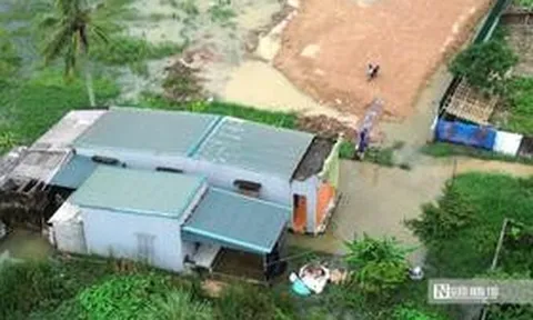Mưa lớn, nhiều hộ dân trong vùng dự án khu đô thị phải lội nước vào nhà