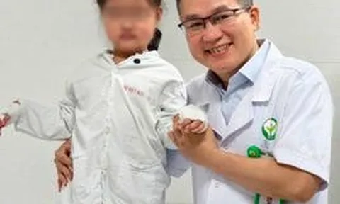 Bé 5 tuổi sinh ra có đủ ngón tay nhưng không thể cầm bút: Bác sĩ Việt "biến" ngón trỏ thành ngón cái và kết quả bất ngờ
