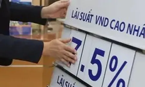 Lãi suất huy động leo thang, ngân hàng chịu sức ép kép