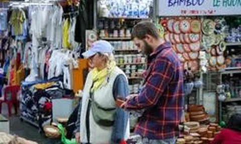 Vì sao nhiều khách Tây đến Việt Nam hiếm khi mặc cả?