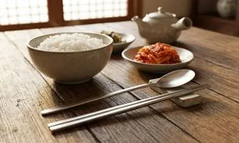 Vì sao người Hàn Quốc thích dùng đũa kim loại dù rất khó gắp?