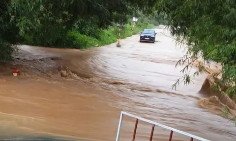 Lũ cuồn cuộn đổ về, 13 điểm ngầm, tràn ở Quảng Trị bị nhấn chìm, giao thông chia cắt