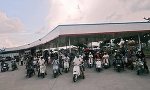 Chiêm ngưỡng hàng trăm chiếc xe cổ từ mọi miền đất nước diễu hành trên đường phố TP.HCM