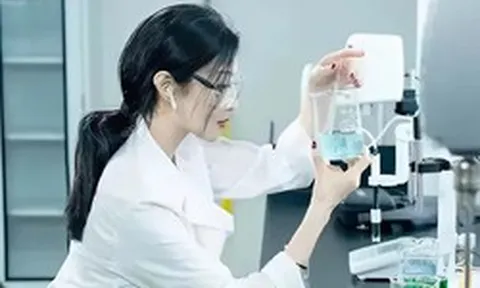 Phú bà livestream bán mặt nạ kiếm trăm tỷ, quá khứ bị phốt "làm màu" trong phòng thí nghiệm