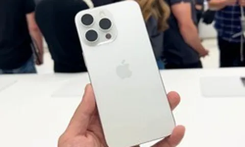 iPhone 15 Pro Max giảm hơn một nửa giá