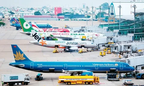 Đằng sau con số 76 triệu lượt khách: Ai đang thực sự "hốt bạc" ở các sân bay Việt Nam?