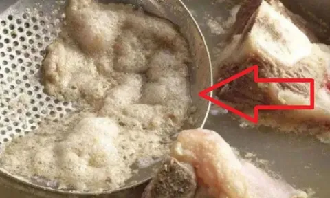 Lớp bọt nổi lên khi hầm xương là dưỡng chất hay tạp chất, có nên vớt bỏ?