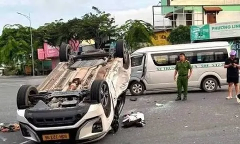 Xe taxi bị tông lật ngửa tại giao lộ, 9 người bị thương phải nhập viện