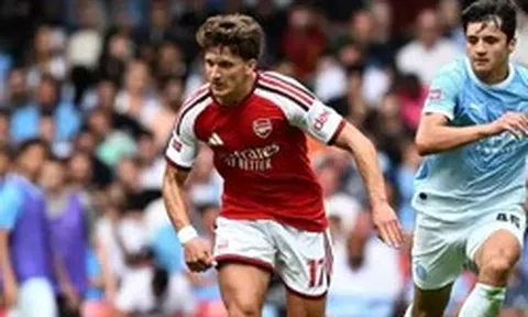 Tzolis san bằng kỷ lục của Beckham trong ngày Arsenal hạ Man City