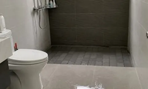 Vì sao ngày càng nhiều gia đình không còn lát gạch bóng trong nhà tắm? 2 bề mặt giảm trơn trượt tốt hơn đang thành xu hướng mới