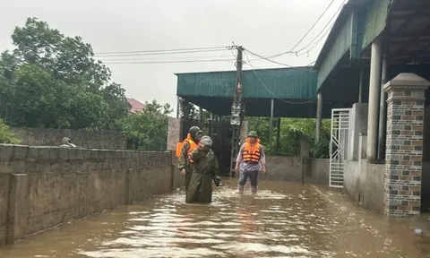 Mưa lớn ở miền Trung, nước tràn vào nhà dân, nhiều bản làng bị chia cắt
