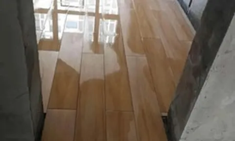 Sau hơn một năm sống cùng gạch giả gỗ, tôi mới hiểu vì sao nhiều người lát xong lại muốn thay: Đẹp trên ảnh nhưng có 8 điểm phải cân nhắc