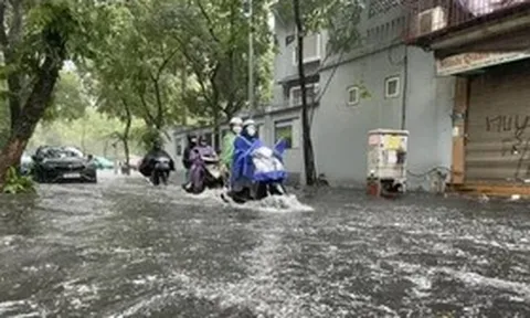 Áp thấp nhiệt đới có thể mạnh lên thành bão, miền Bắc mưa lớn sầm sập