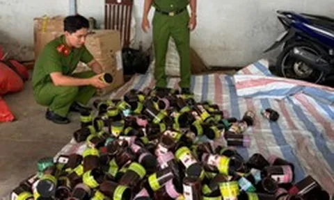 Công an kiểm tra 2 kho hàng, phát hiện hơn 2.000 hộp mỹ phẩm liên quan TikTok "Cỏ XXX"