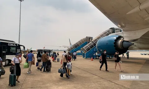 Vé Tết 2027 vừa mở bán người xa quê đã lo đường về