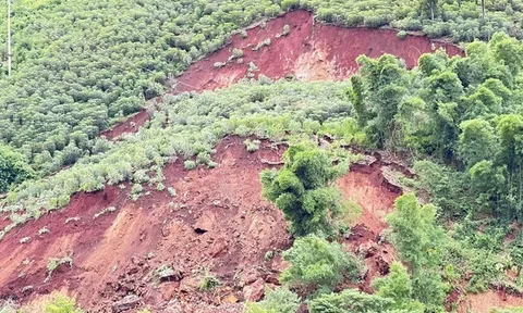 Sạt lở hơn 300.000m3 đất đá, tuyến đường vùng biên Thanh Hoá bị tê liệt