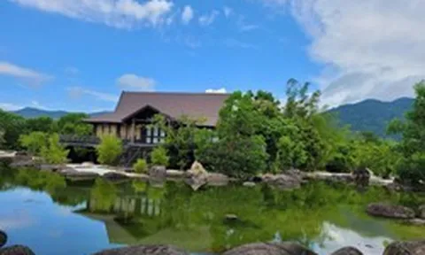 Trước nhà trong hang, ông Đặng Lê Nguyên Vũ từng ở ngôi nhà cổ trên đồi: Bức ảnh hiếm hoi được hé lộ