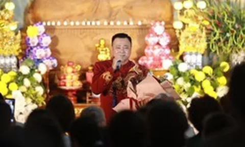 NSND Tự Long đội mưa chạy show, hát "Mẹ yêu con" cùng Sao Mai Hiền Anh