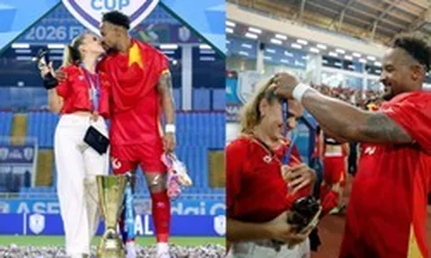 Xuân Son trao huy chương vô địch cho vợ, hôn nàng WAG cực ngọt ngào trên sân Mỹ Đình