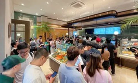 Tọa lạc vị trí đắc địa bậc nhất Hà Nội, Phúc Long Hoàn Kiếm đông kín khách ngày đầu khai trương