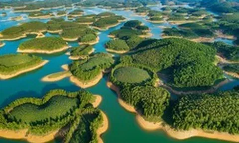 Hồ nhân tạo lớn nhất Việt Nam 23.400ha, sở hữu 1.300 đảo, chứa tới 3,9 tỷ m3 nước tạo nên phong cảnh “sơn thủy hữu tình” ví như “Hạ Long trên núi” được Sun Group nhắm tới