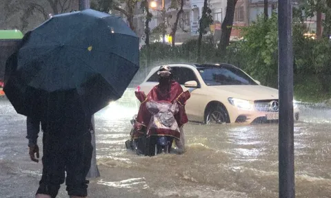 Hà Nội mưa to "sầm sập", bao giờ mới tạnh?