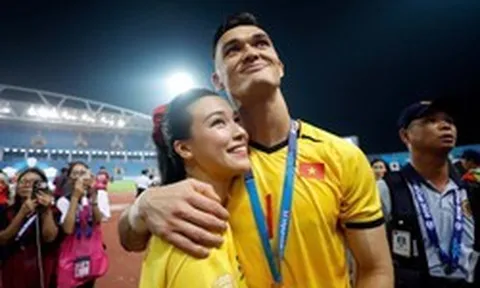Lê Giang Patrik không nói yêu MC Hoàng Oanh nhưng mọi hành động đều là yêu trước hàng ngàn người ở sân Mỹ Đình
