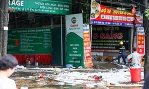 Cháy gara sửa ô tô trên đường Lê Quang Đạo (Hà Nội)