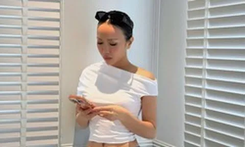 Mỹ nhân showbiz cưới “hồng hài nhi” cao 1m80: 35 tuổi ngày càng phơi phới, gu ăn mặc đẹp khỏi bàn