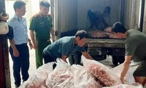 Tiêu huỷ hơn 1,3 tấn chân, lòng mề gà không rõ nguồn gốc