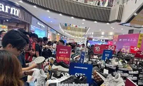 Mua sắm dịp 2/9: Nơi xếp hàng, chỗ vắng hoe