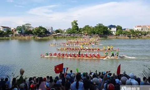 Sông Kiến Giang “dậy sóng” ngày Quốc khánh, hàng nghìn người reo hò cổ vũ