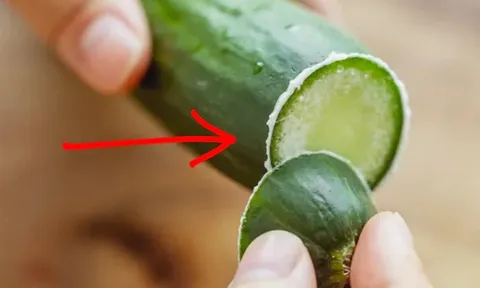 Dưa chuột bị đắng: Nên cắt bỏ hay bỏ cả quả?