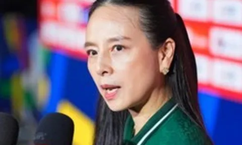 Madam Pang không giấu được cảm xúc