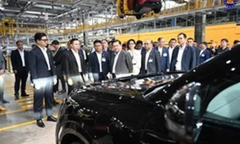 Tổng thống Myanmar thăm nhà máy VinFast, con trai ông Phạm Nhật Vượng trực tiếp giới thiệu dây chuyền xe điện