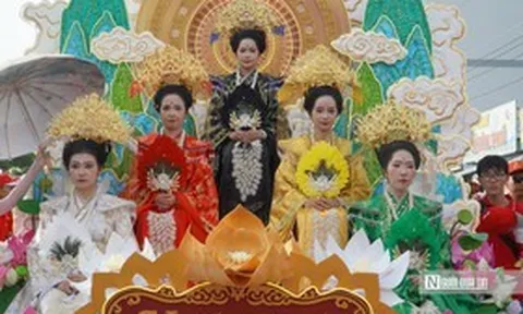 Người dân, du khách hòa mình vào Lễ hội Nghinh Ông ở Phan Thiết