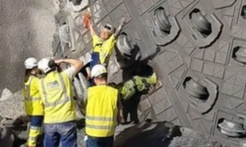 Huy động hai cỗ máy khổng lồ nặng 2.700 tấn, khoan liên tục trong 706 ngày: Đường sắt xuyên lòng núi dài 55 km dần lộ diện