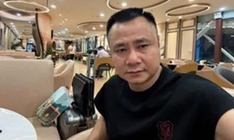 Hình ảnh NSND Tự Long lang thang ở sân bay lúc rạng sáng