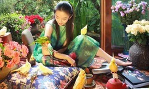 Ngoài 60 tuổi, nữ nghệ sĩ chọn sống trong căn nhà bên hồ: Cửa kính chạm sàn, sân đầy hoa, bước ra ngoài đã thấy núi và nước